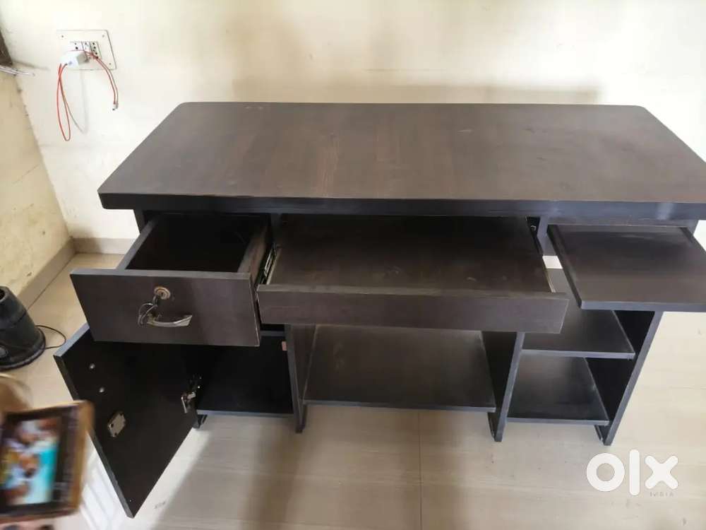 Computer table