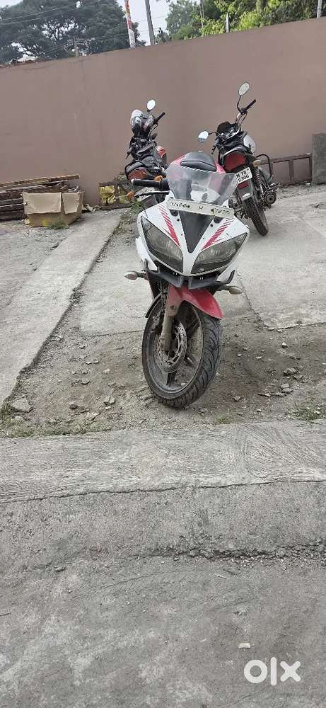 YAMAHA R15 V2