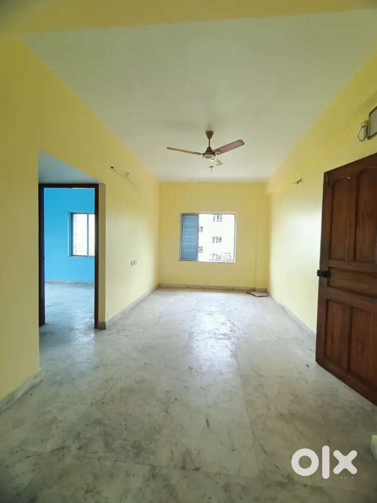 Urgent Sell 3bhk Flat with covered garage @55lk
