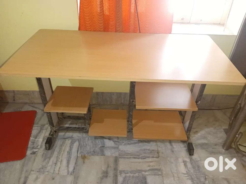 Computer table
