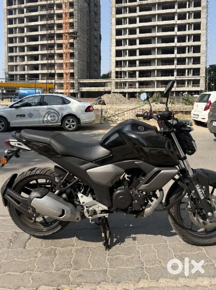 Black FZ V3, well-maintained, 650 avg, plus 3 free services remaining.