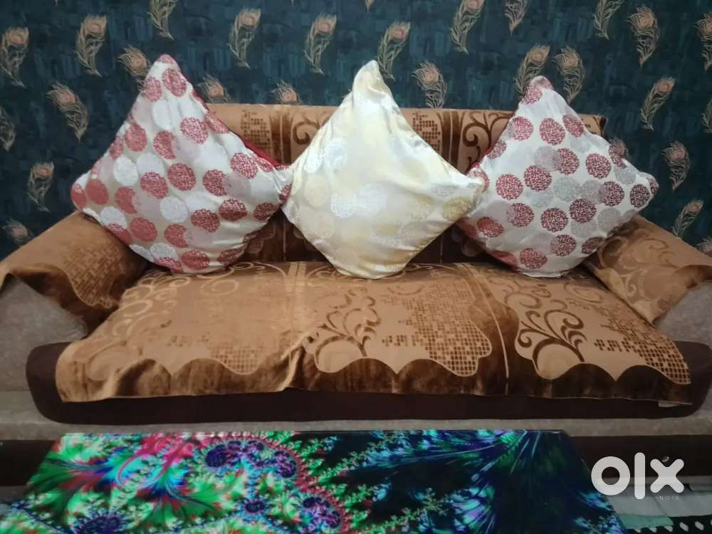 Sofa set and table to sell