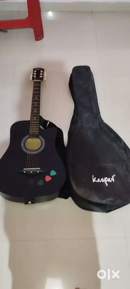 1 month old guitar for sell with cover