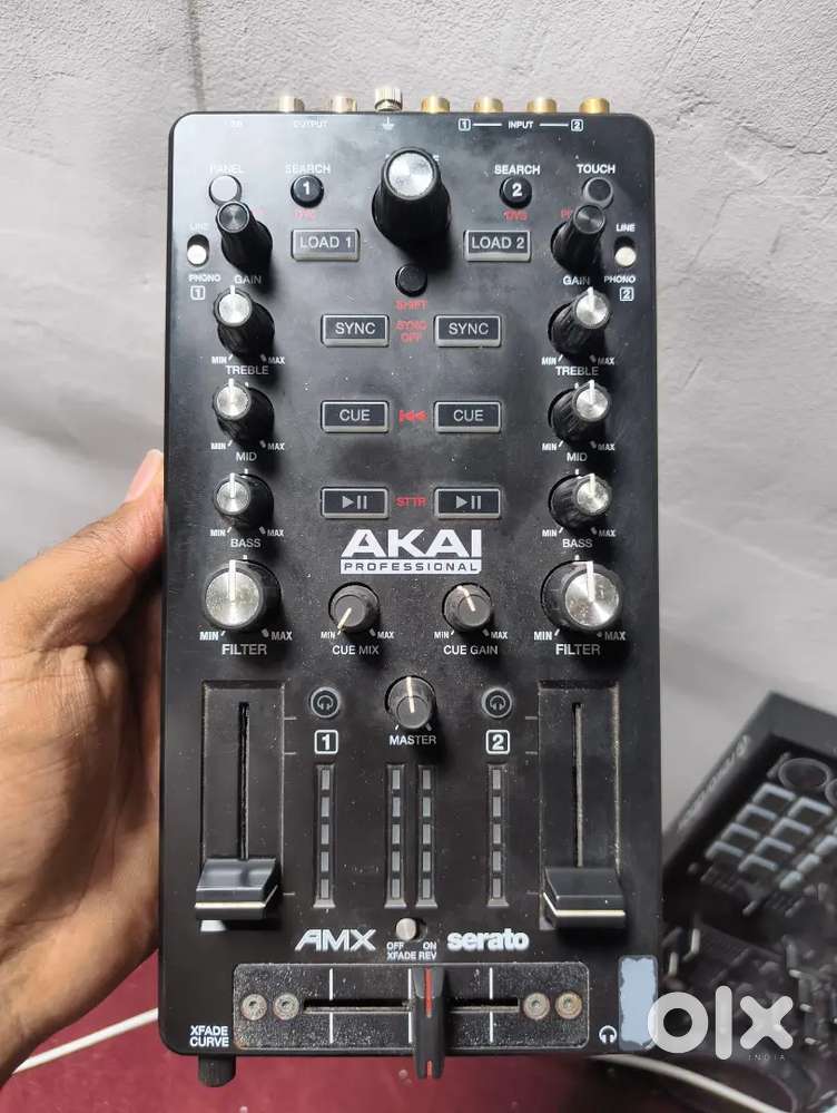 Akai Professional AMX Mixing Surface for Serato DJ
controller (17k)