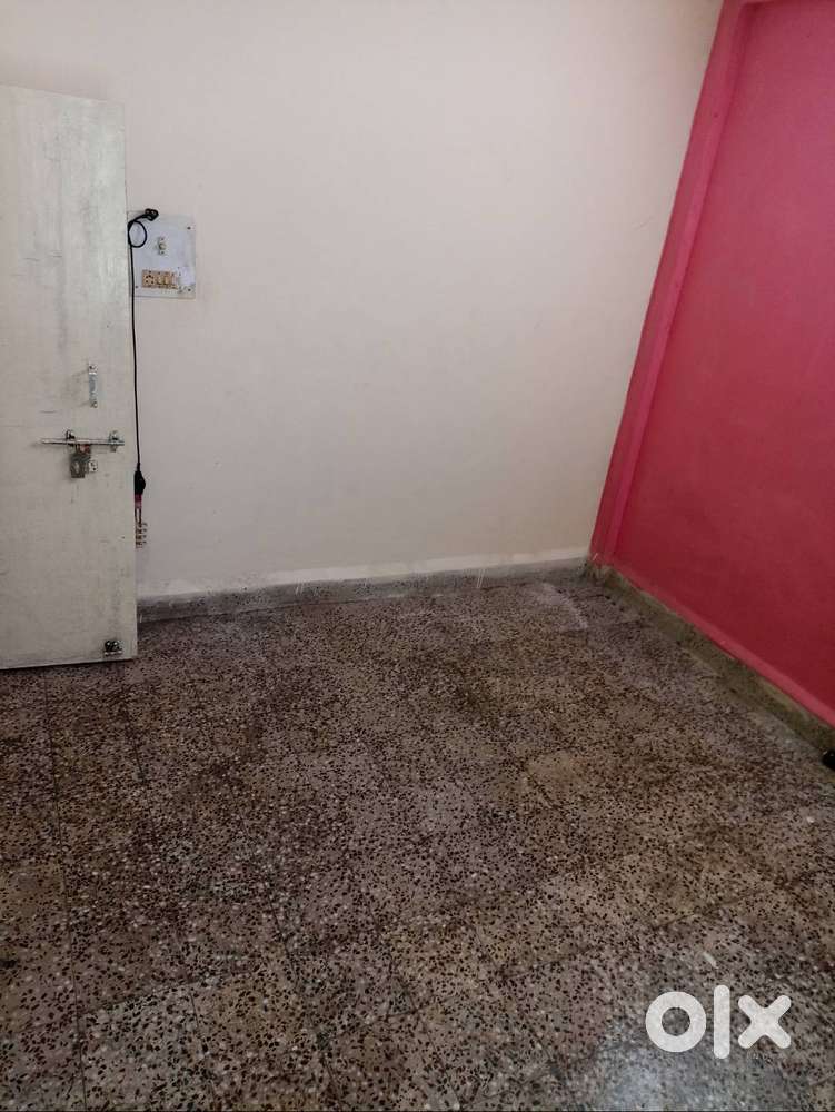 Roommate, Awadhpuri