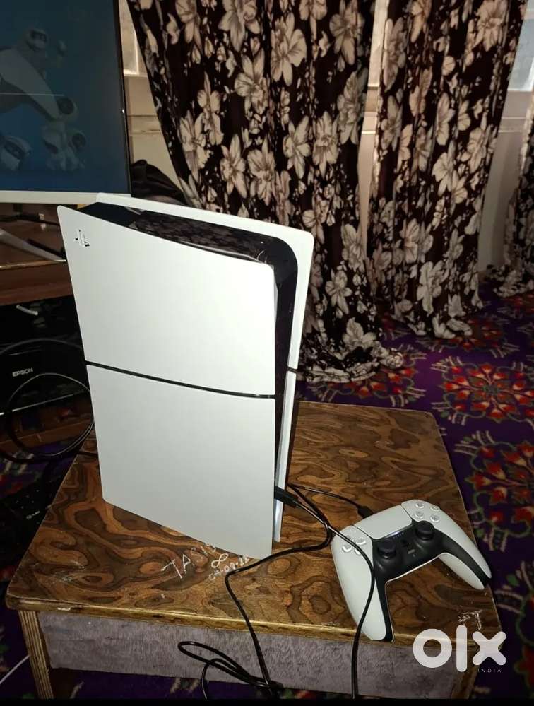 Sony PS5 Slim 1TB Digital 5 months old