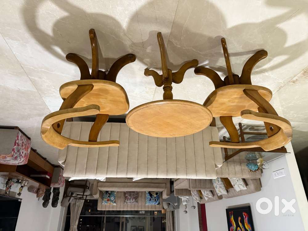 Coffee table with 2 chairs