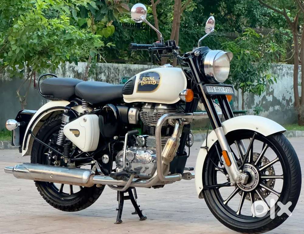 Royal Enfield classic 350 white