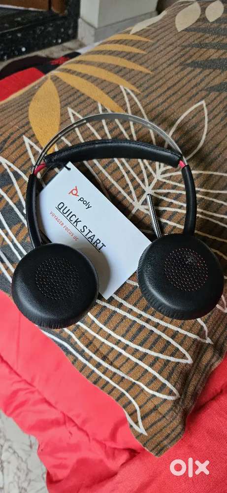 Plantronics Voyager Focus UC StereoBT Headset with Charging stn.No box