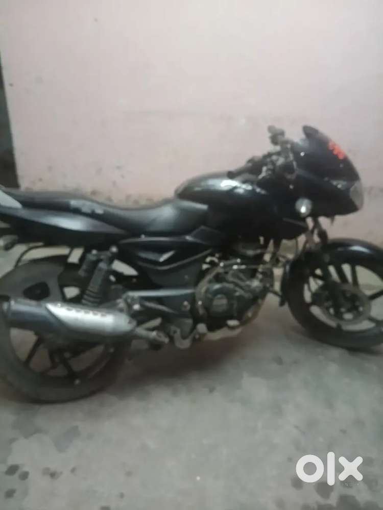 Pulsetr 150 hai black colour ki black hai bus thoda sa problem hai