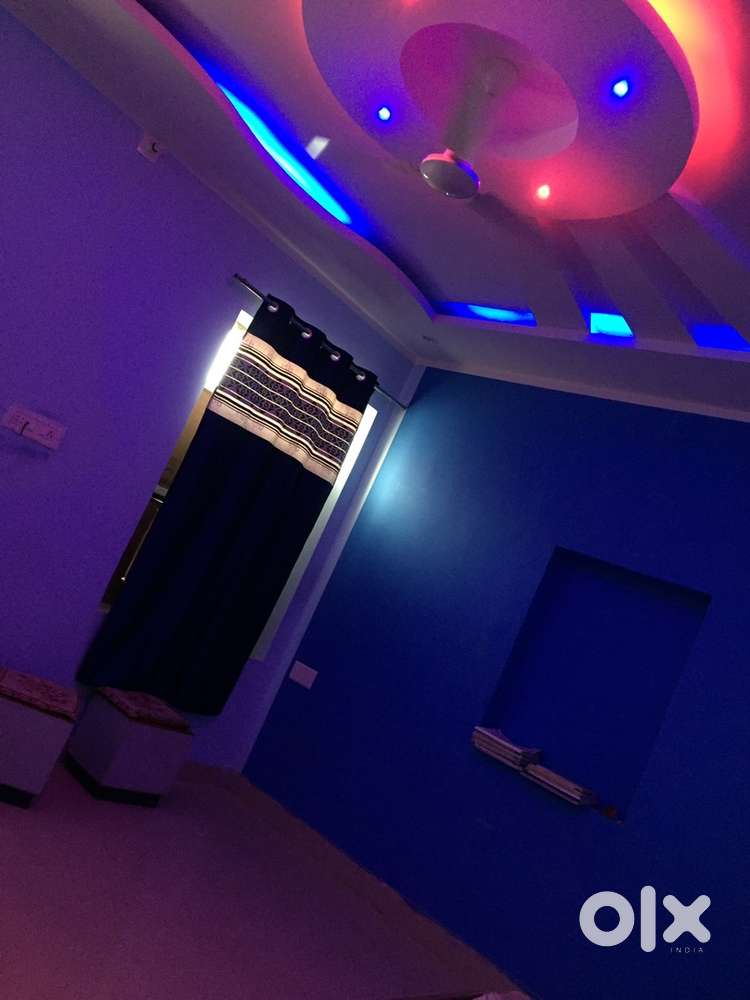 Big size room on rent at prime location with attach washroom n balcony