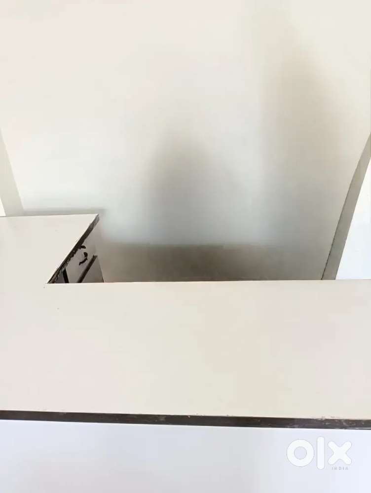 Office Table 4feet long L shaped with drawz