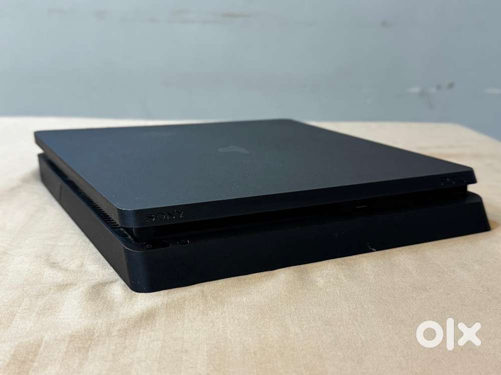 Sony PS4 Slim 500GB With 2 Original Controllers and games