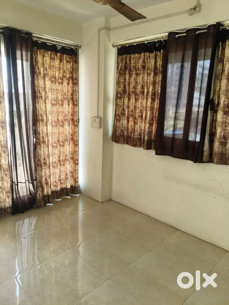 Show room type corner shop