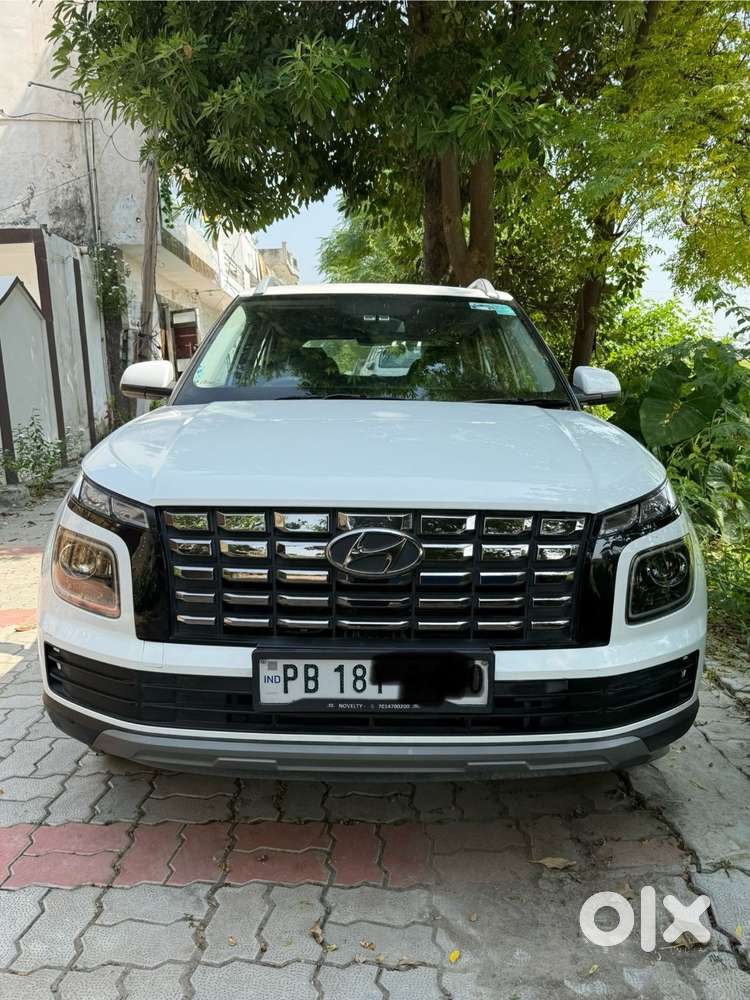 HYUNDAI VENUE ( BRAND NEW CONDITION) ONLY 20000