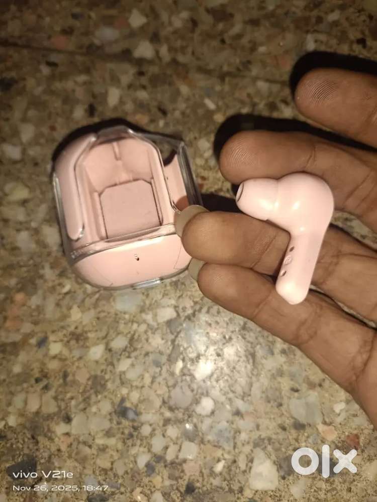 2nd hand earbuds UAETECH

Buds