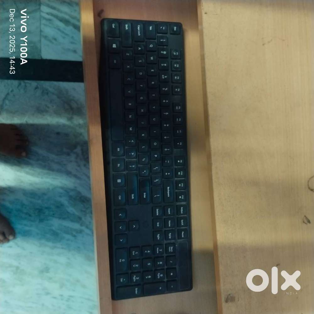 It isFull computer set with table