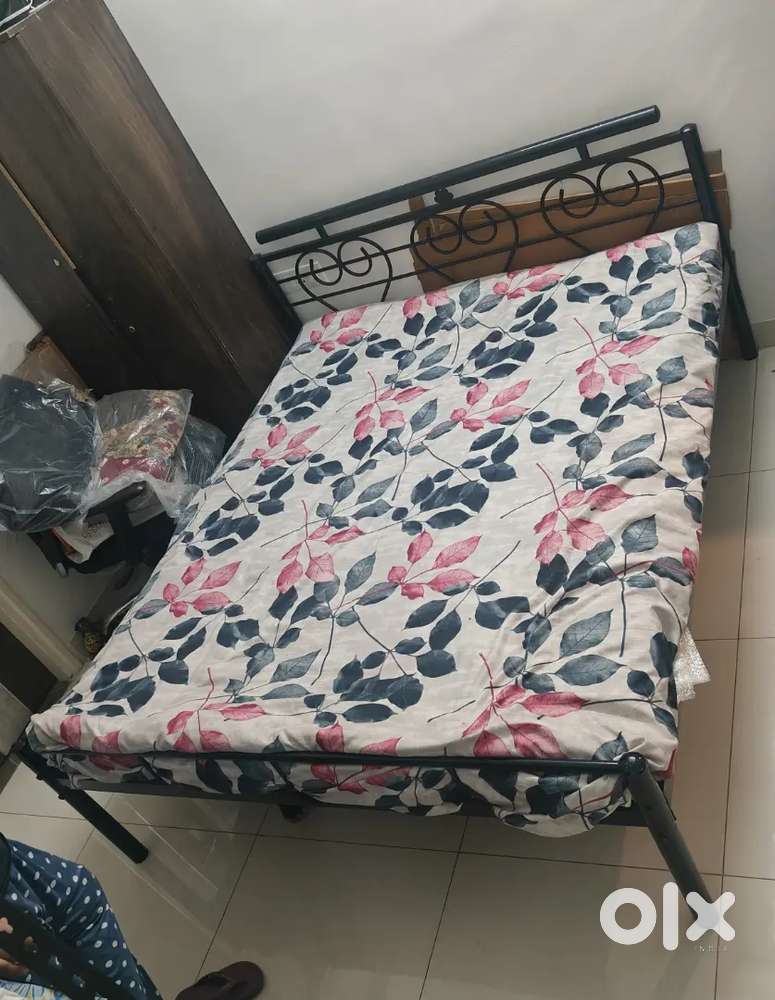 Metal bed, with High quality ply, Easy assembly with a Good condition.
