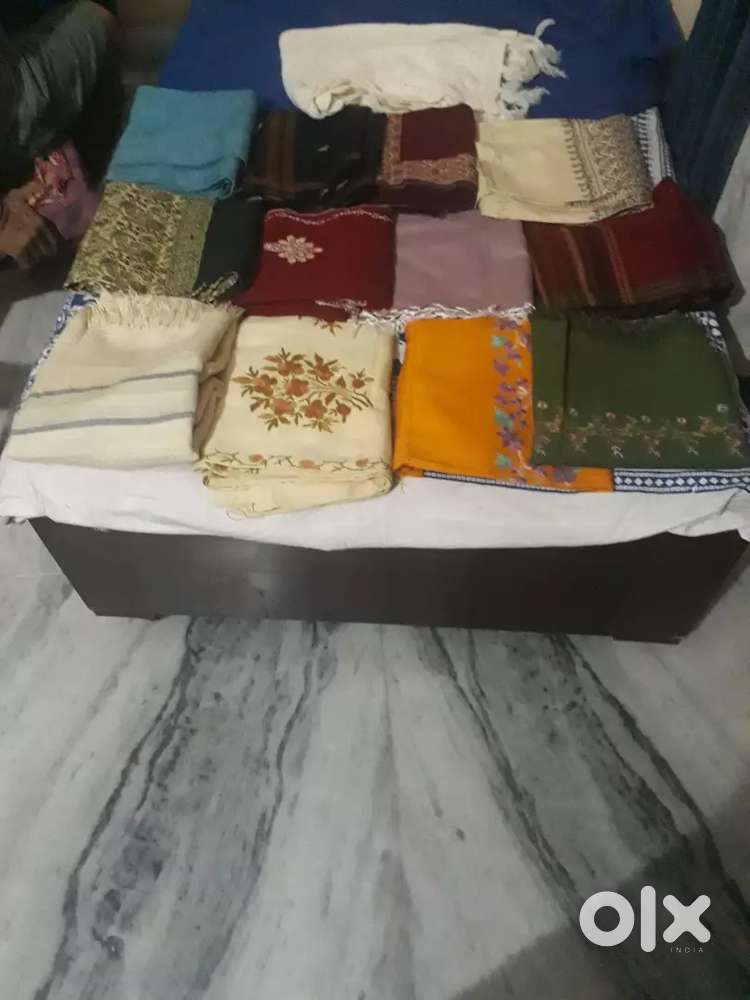 13 WARM SHAWLS OF DIFFERENT VARIETIES FOR LADIES