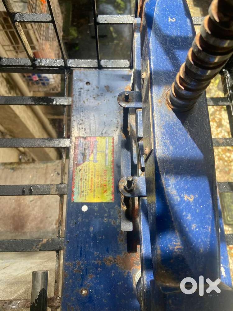 Zigzag cutting machine