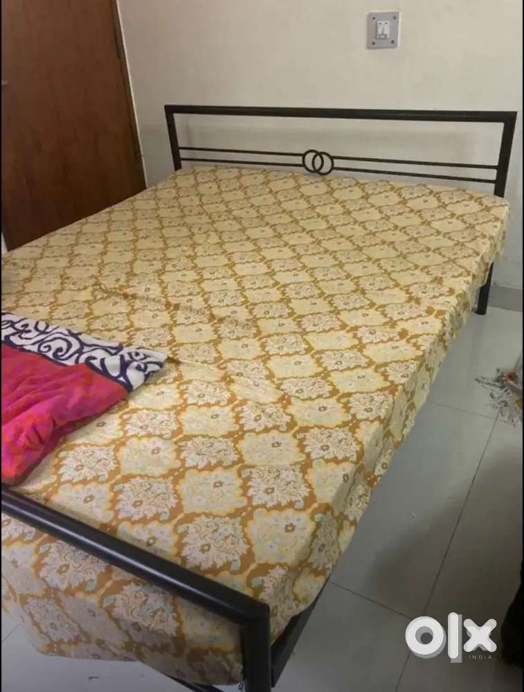 Metal bed frame