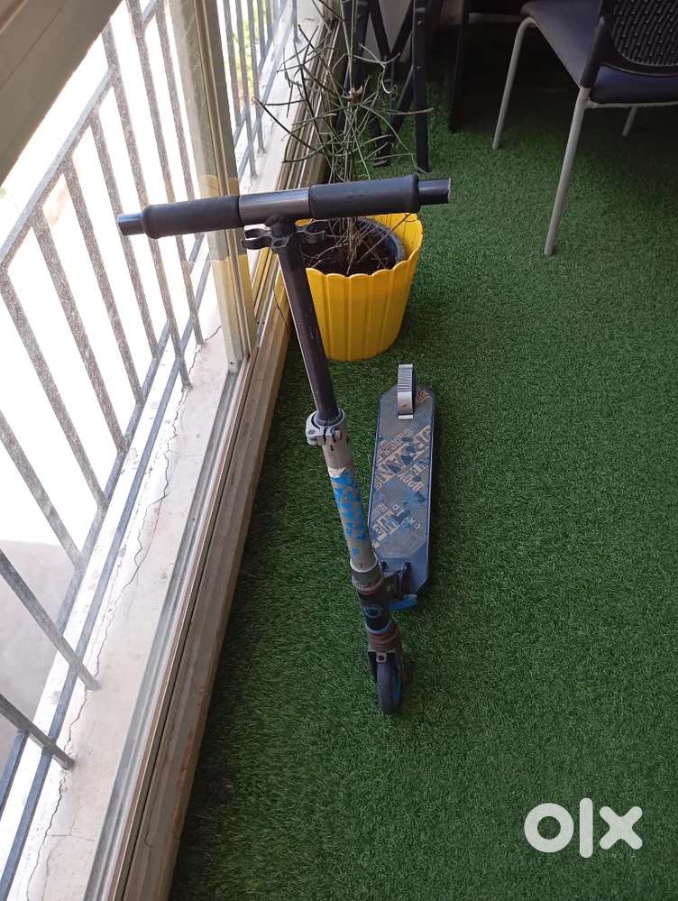 Oxelo skating scooter.