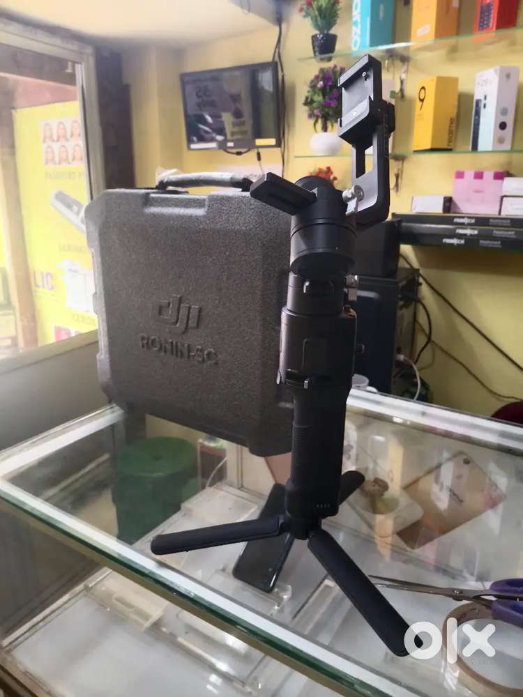Dgi professional camera gimbal and mobile gimbal