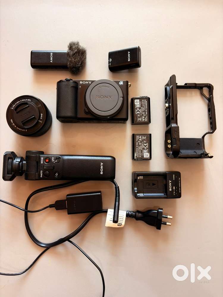Sony Camera ZV E10 with complete vloging kit Mic,batteries, lens etc