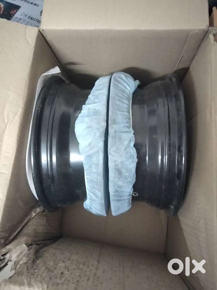 Ertiga company fitted Fresh Tyre Rim aur wheel cap