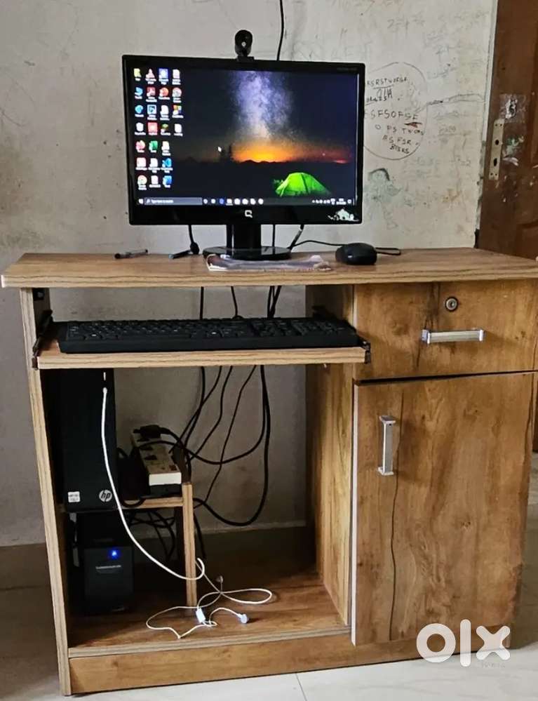 Compaq Desktop with Table & UPS