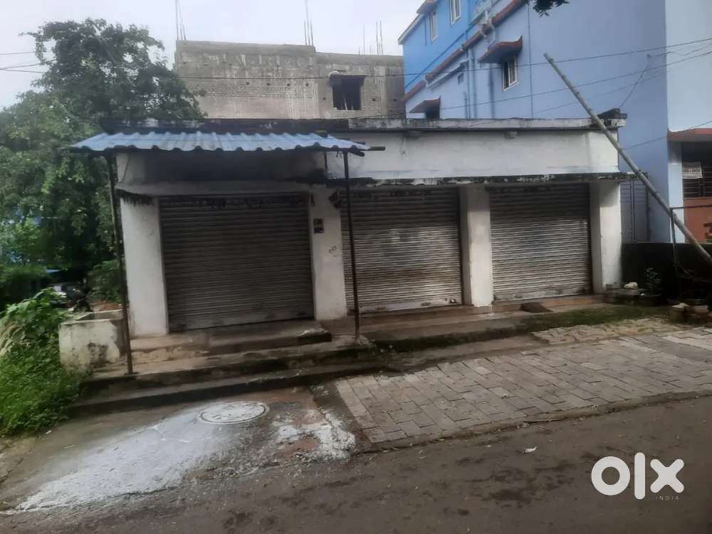 Shop is located at the intersection of 4roads