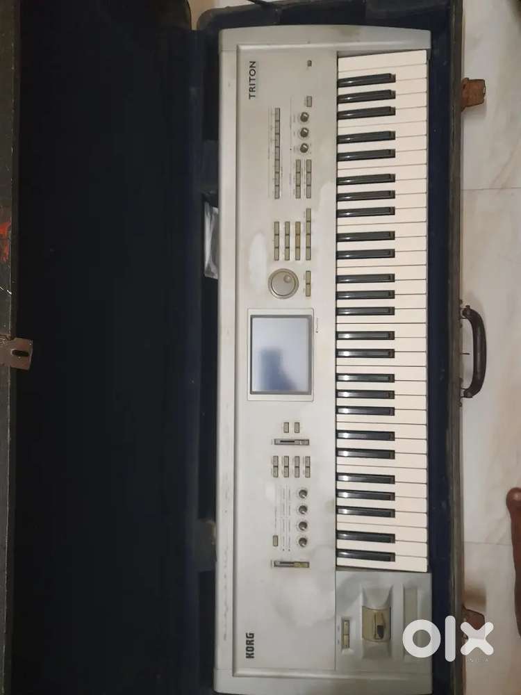 KORG TRITON KEYBOARD