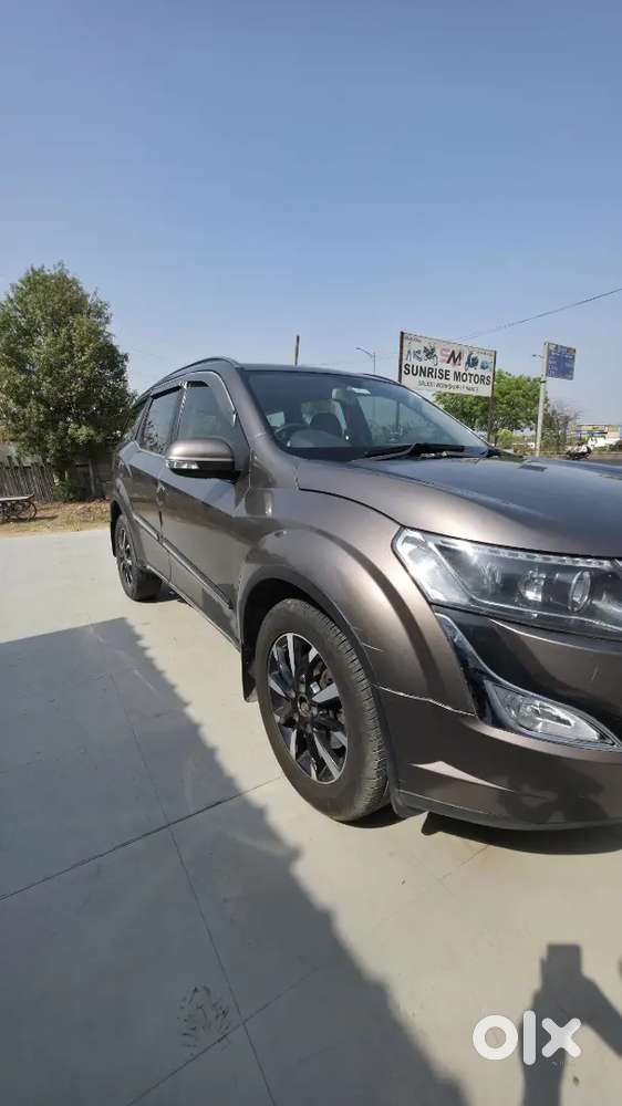 Xuv 5oo w11 top model