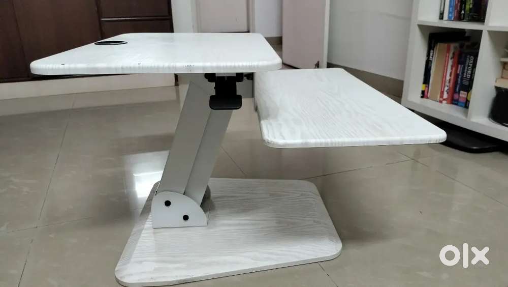 Adjustable Computer Table