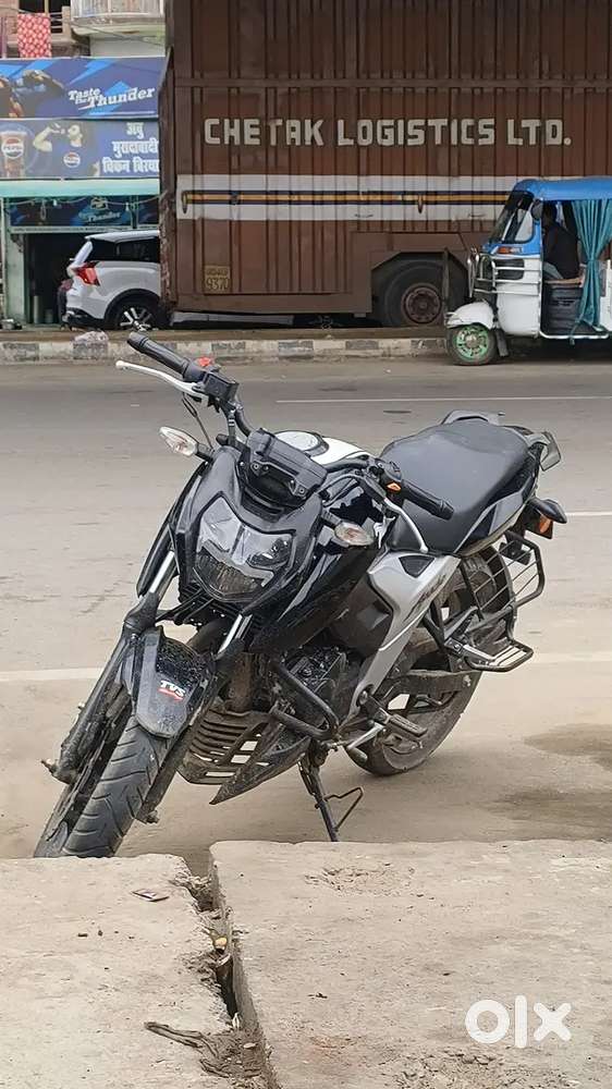 गाड़ी में कोई दिक्कत नहीं है दोनों टायर अभी वैसे रखे है