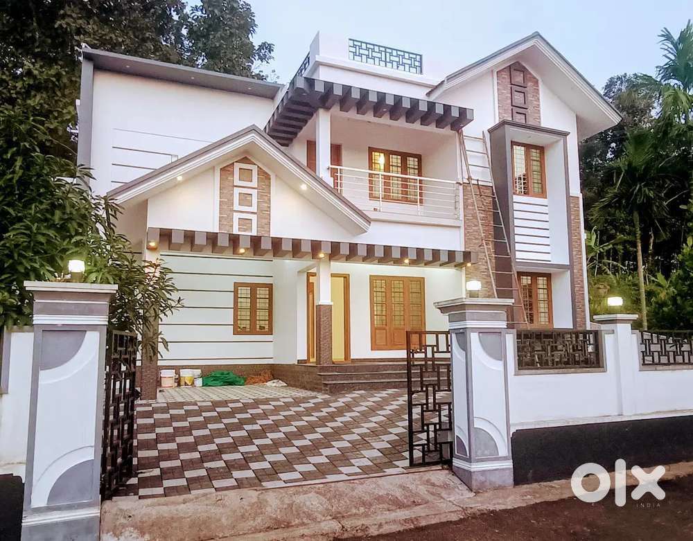 Manarcadu - Aripparbu - 6.5 Cent , 1750 Sqft , 3 Bed Room New House