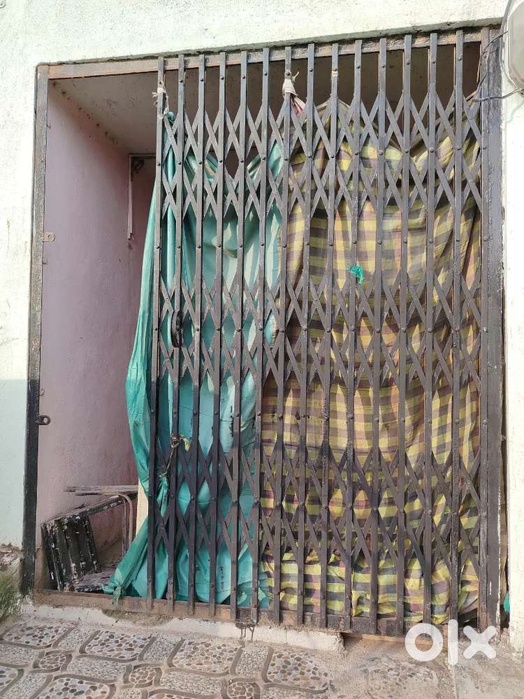 A house 4 rent at road side