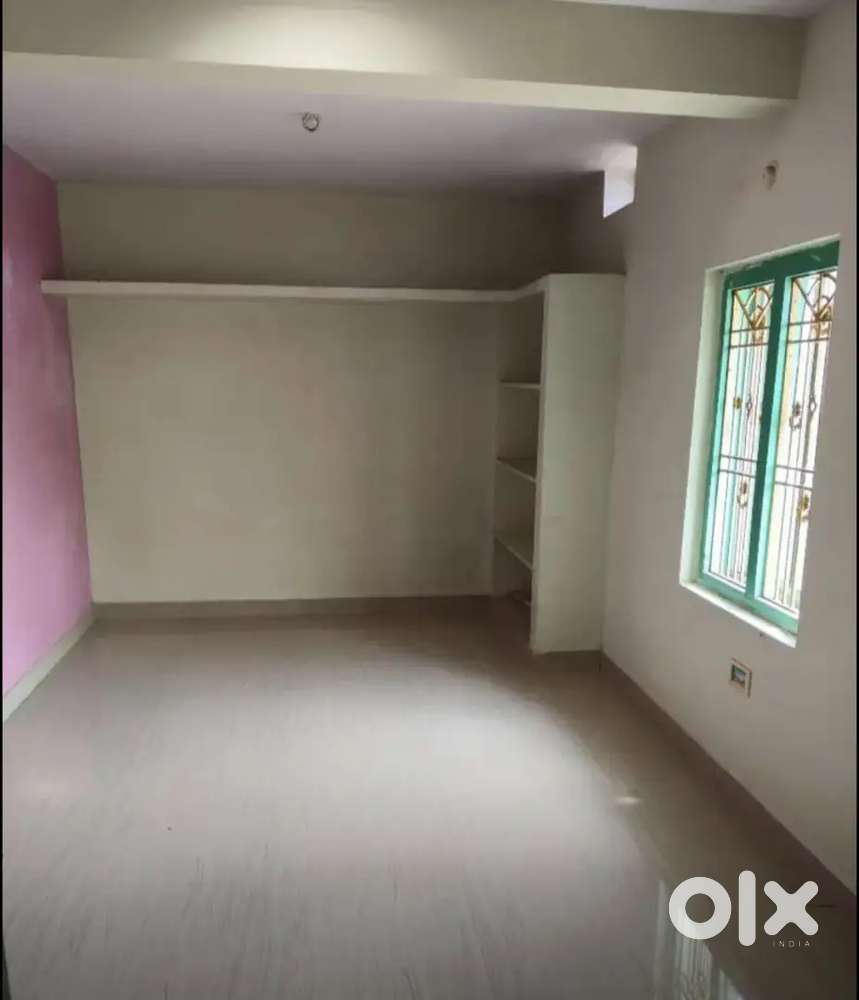 Gens need roommate urgently I am job holder