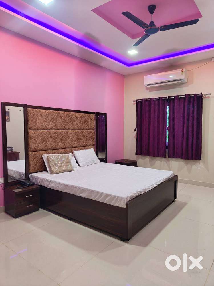 WAITERES/ RECPETIONIST/STAFF / CAPTAIN/CHEF