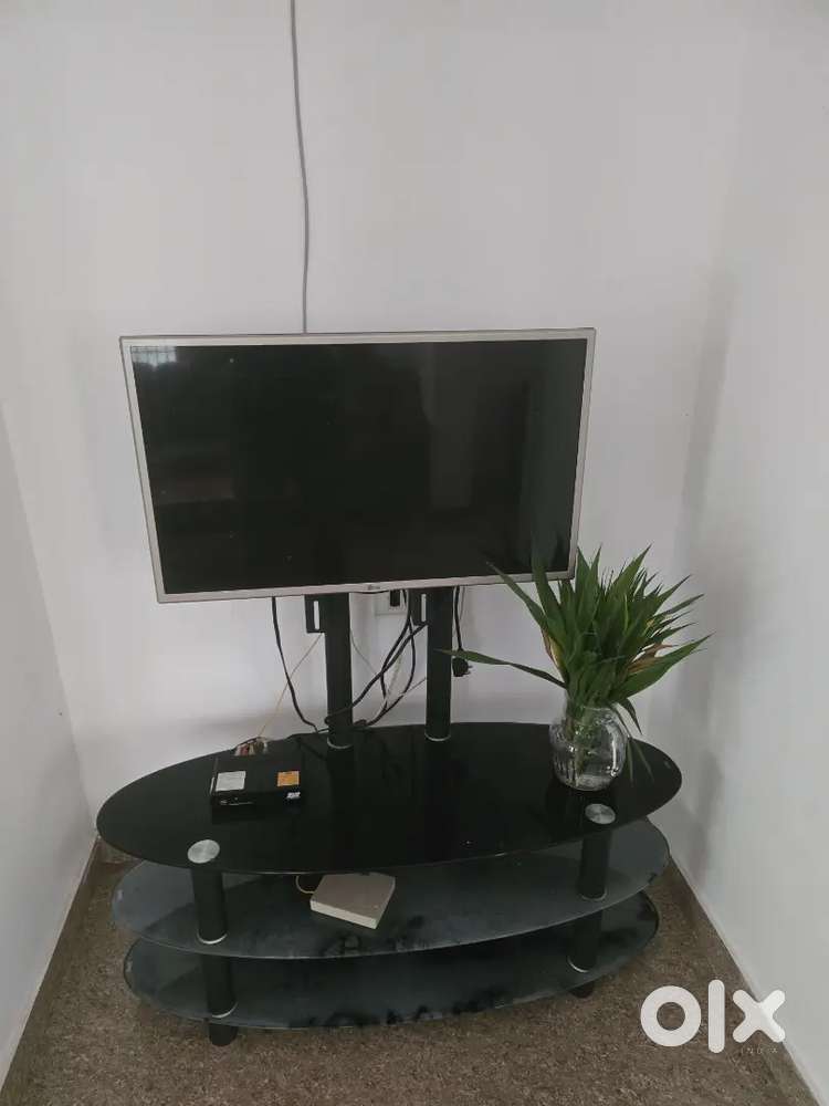 LG 32 inch TV with stand