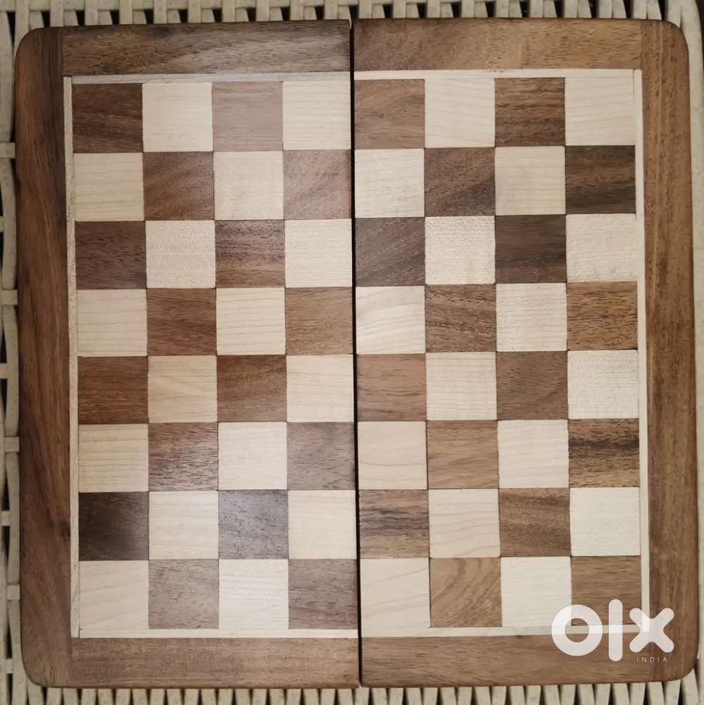 MAGNETIC CHESS BOARD