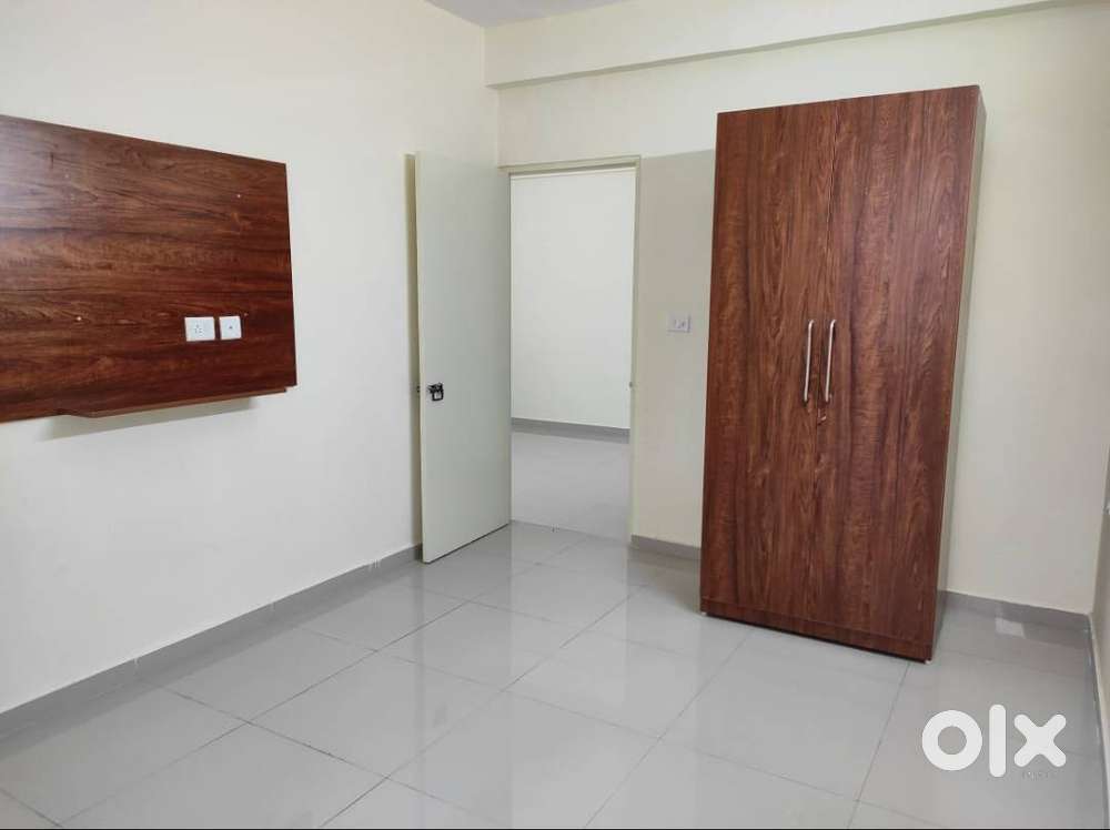 Spacious 2BHK Semi-Furnished Flat in Sector 67A, Sohna Road – Lift, Pa