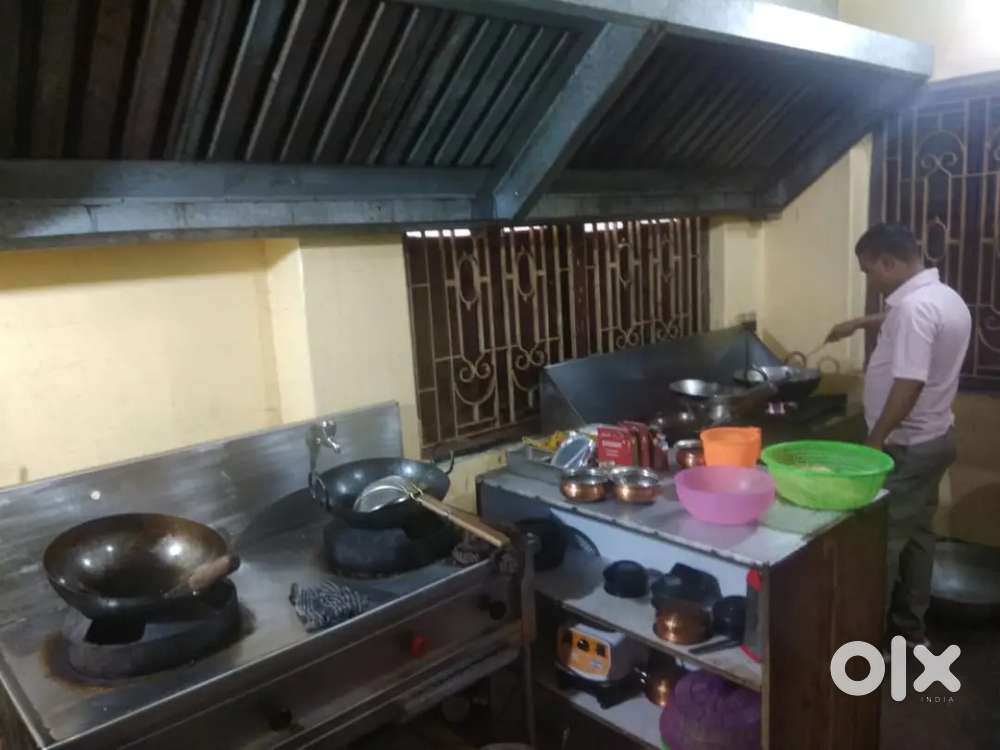 Table cleaning and serving person