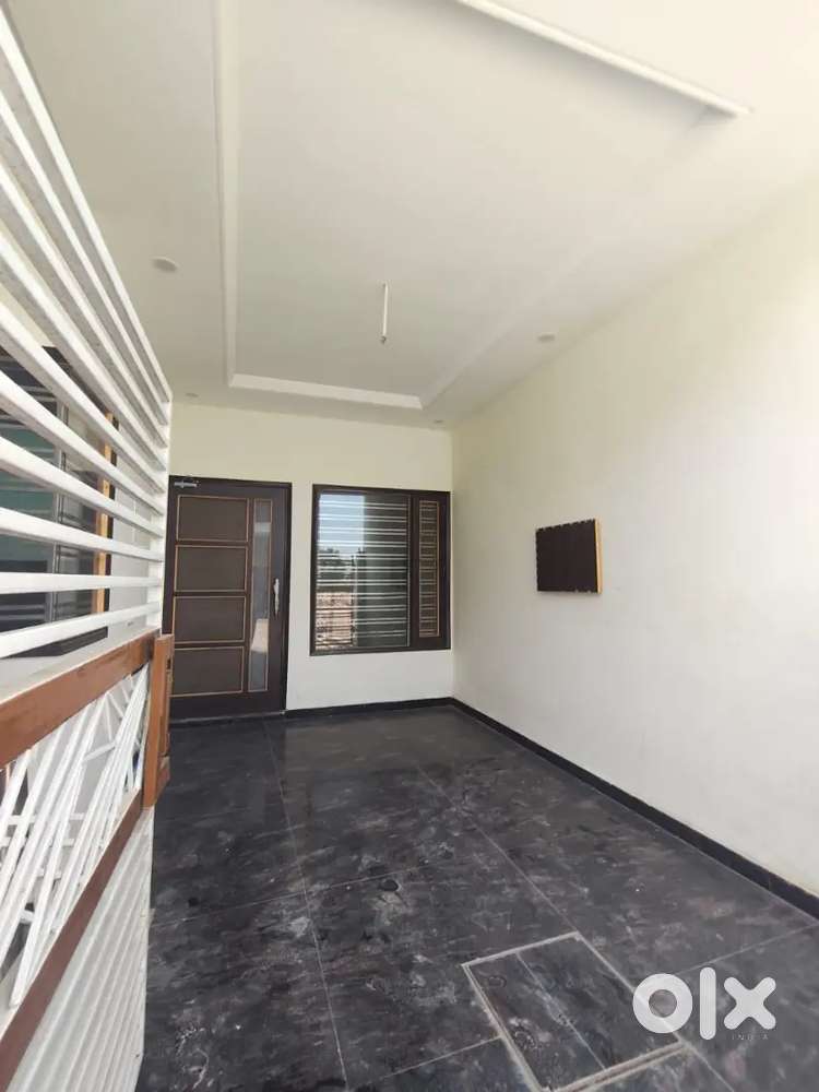 2bhk 293GJ Front 2 shops , center ch khali jagah