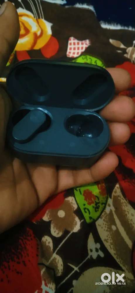 one plus buds 2 केवल एक पीस है दूसरा कुत्ता खा गया