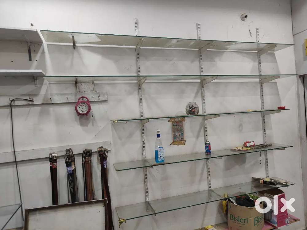 Shop glass with fitting and counter big