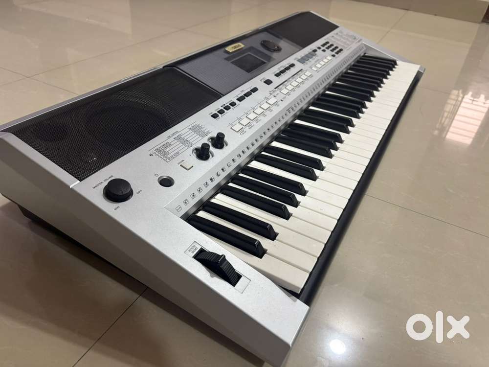 Yamaha PSR I455 keyboard