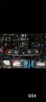 XUV HEAD LIGHT (VERY GOOD CONDITION)