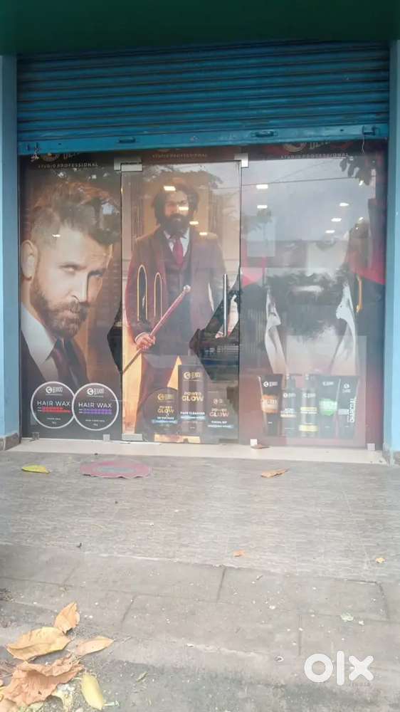 Mens saloon