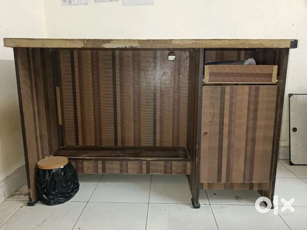 Extra large size computer table